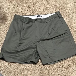 Lands End olive green pleated shorts men’s